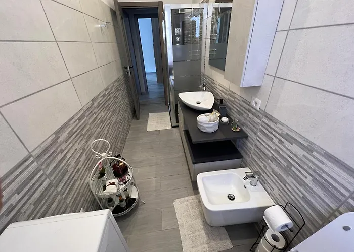 Casa Di Afi, Perfect For 4 - Kitchen - Parking - Netflix アパート アローナ